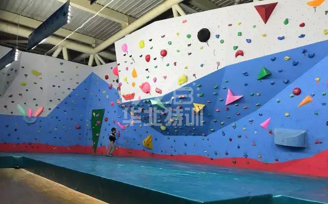 室內(nèi)抱石攀巖 室內(nèi)抱石攀巖